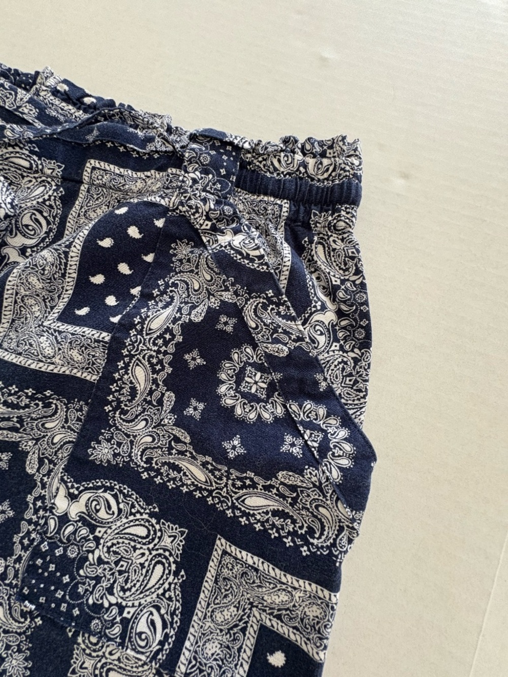Feeling Festive Bandana Paisley Pattern With Pockets - Size XXL. - Picture 2 of 10